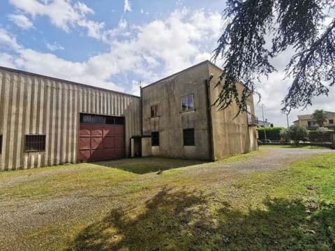 Photo: Immobile industriale in Grotte di Castro (VT)