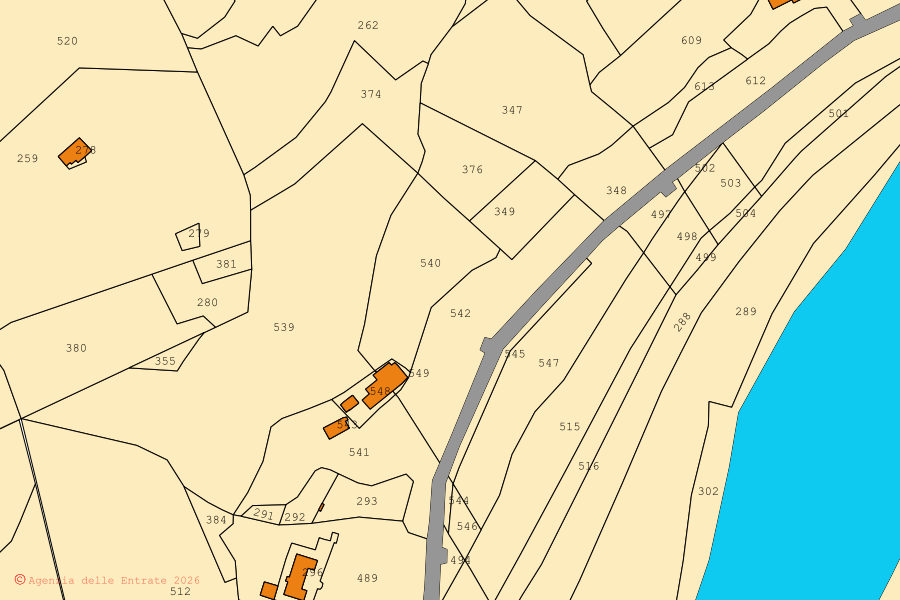 Estratto di mappa catastale in campagna: particelle numerate, confini, fabbricati campiti in arancio, una strada e un corso d'acqua